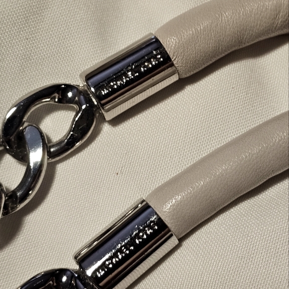 Michael Kors Erin shoulder  bag in buttery soft cream leather - Picture 8 of 14